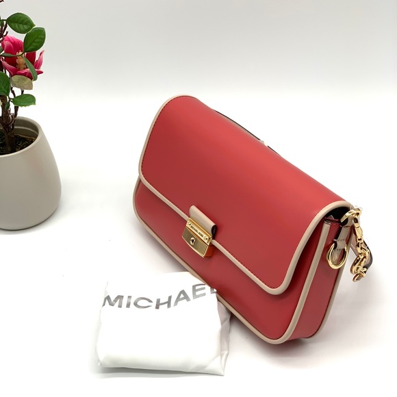 Michael Kors Bradshaw Shoulder Bag - Picture 3 of 12